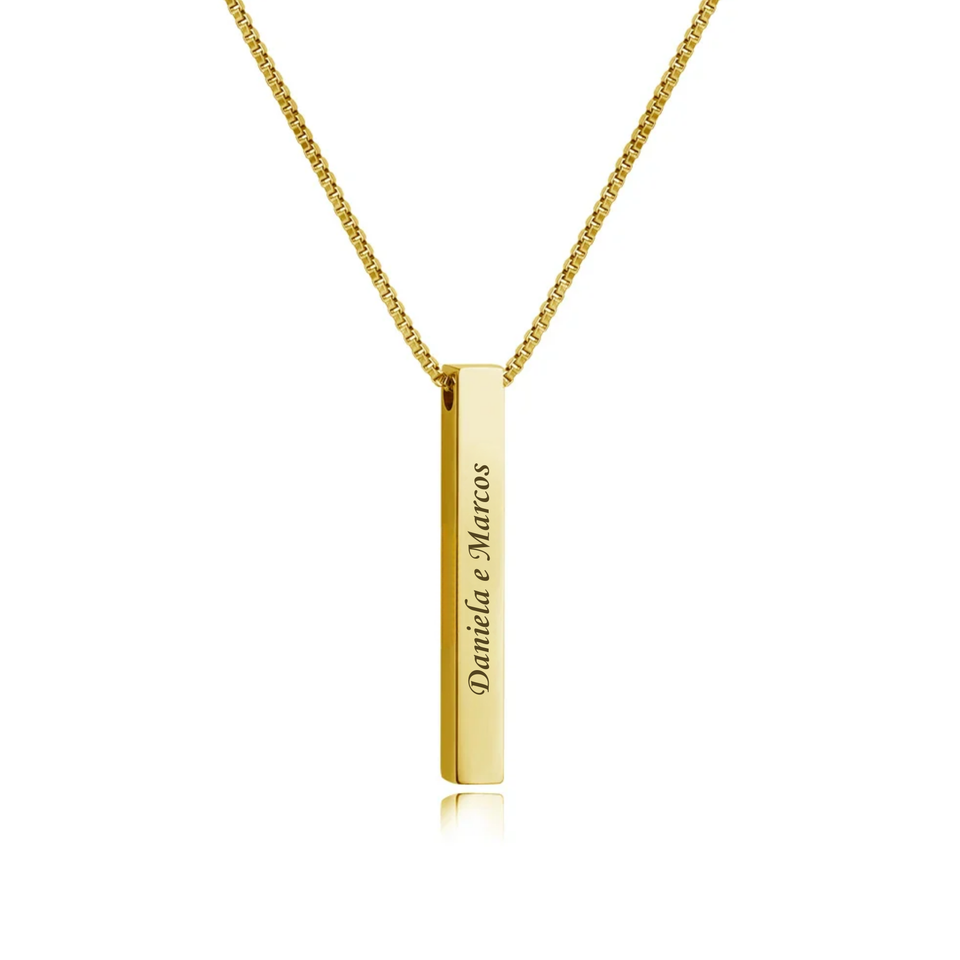 Colar 4D dourado com pingente barra vertical personalizado com nomes gravados.