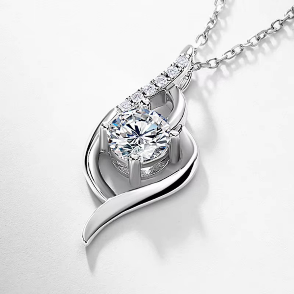 Colar Cristal Aurora prateado com cristal transparente em destaque
