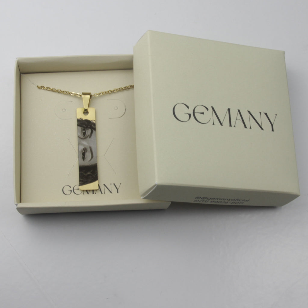 Colar_dourado_com_pingente_retangular_personalizado_em_caixa_de_presente