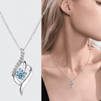 Colar Cristal Aurora prateado com cristal azul, em close e sendo usado por uma mulher
