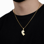 homem usando colar quebra-cabeça personalizado dourado com nome gravado