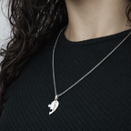 mulher usando colar quebra-cabeça personalizado prateado com nome gravado
