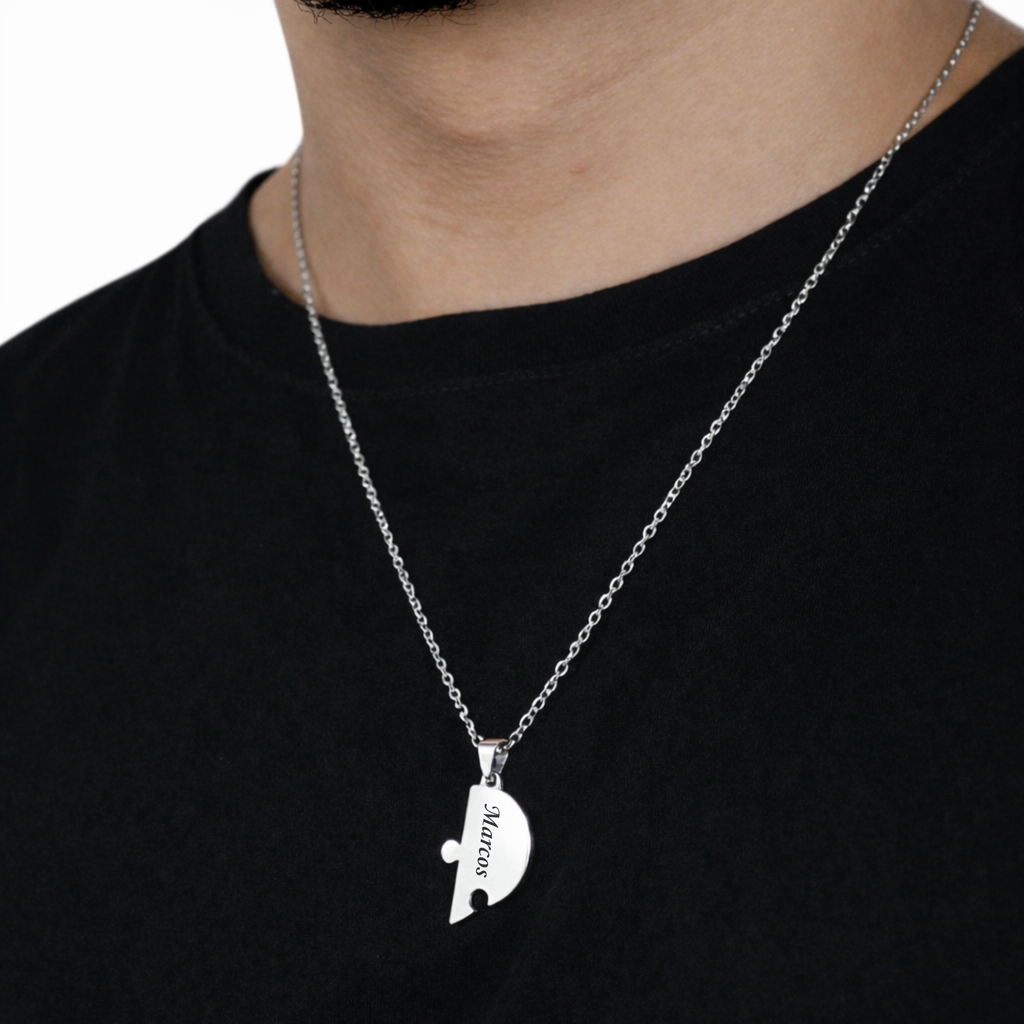 homem usando colar quebra-cabeça personalizado prata com nome gravado