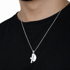 homem usando colar quebra-cabeça personalizado prata com nome gravado