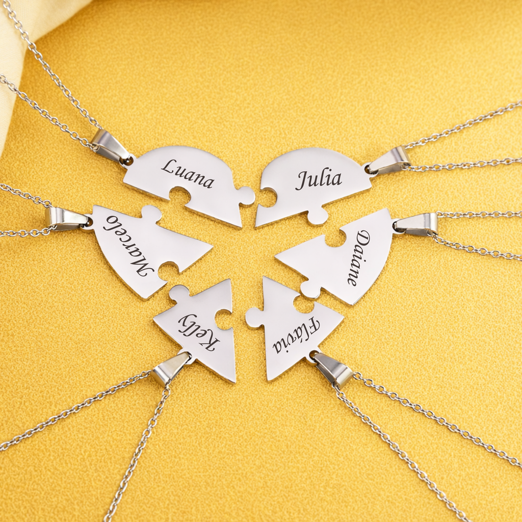 colar quebra-cabeça personalizado prateado com vários pingentes formando coração