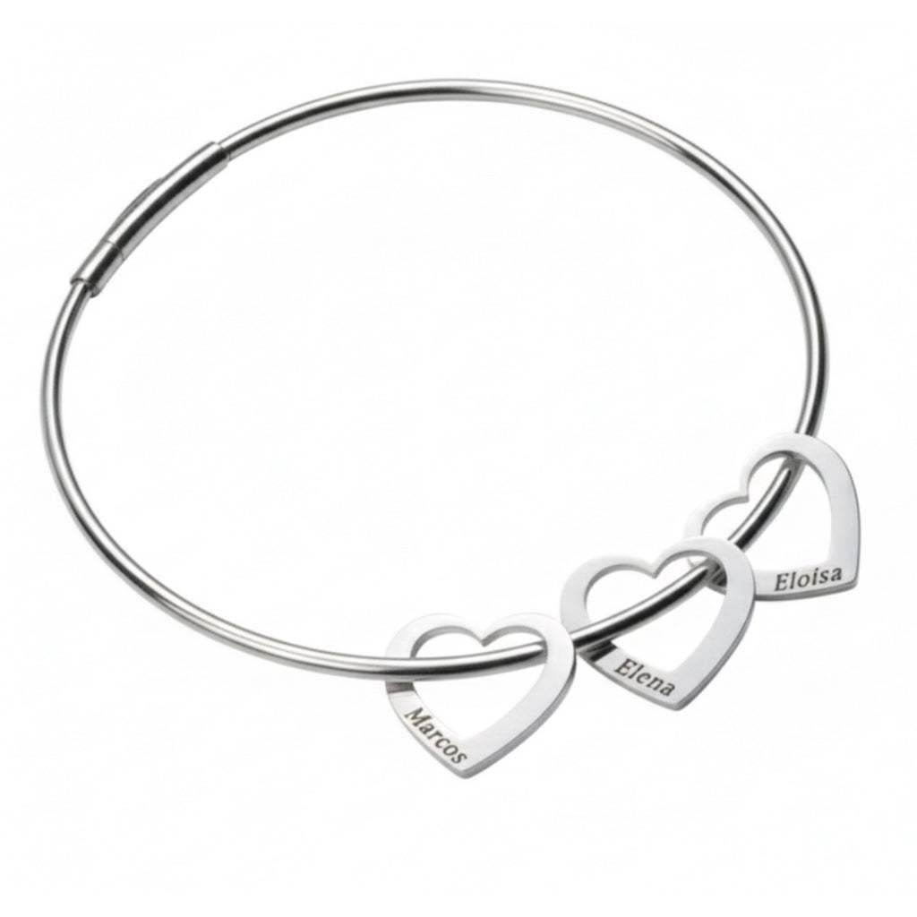pulseira rígida personalizada prateada com três pingentes de coração gravados com nomes