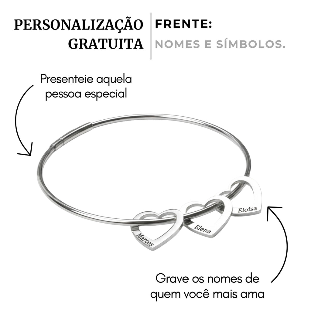 Bracelete_prateado_rigido_com_pingentes_de_coracao_personalizados_com_nomes_gravados_design_minimalista_e_delicado