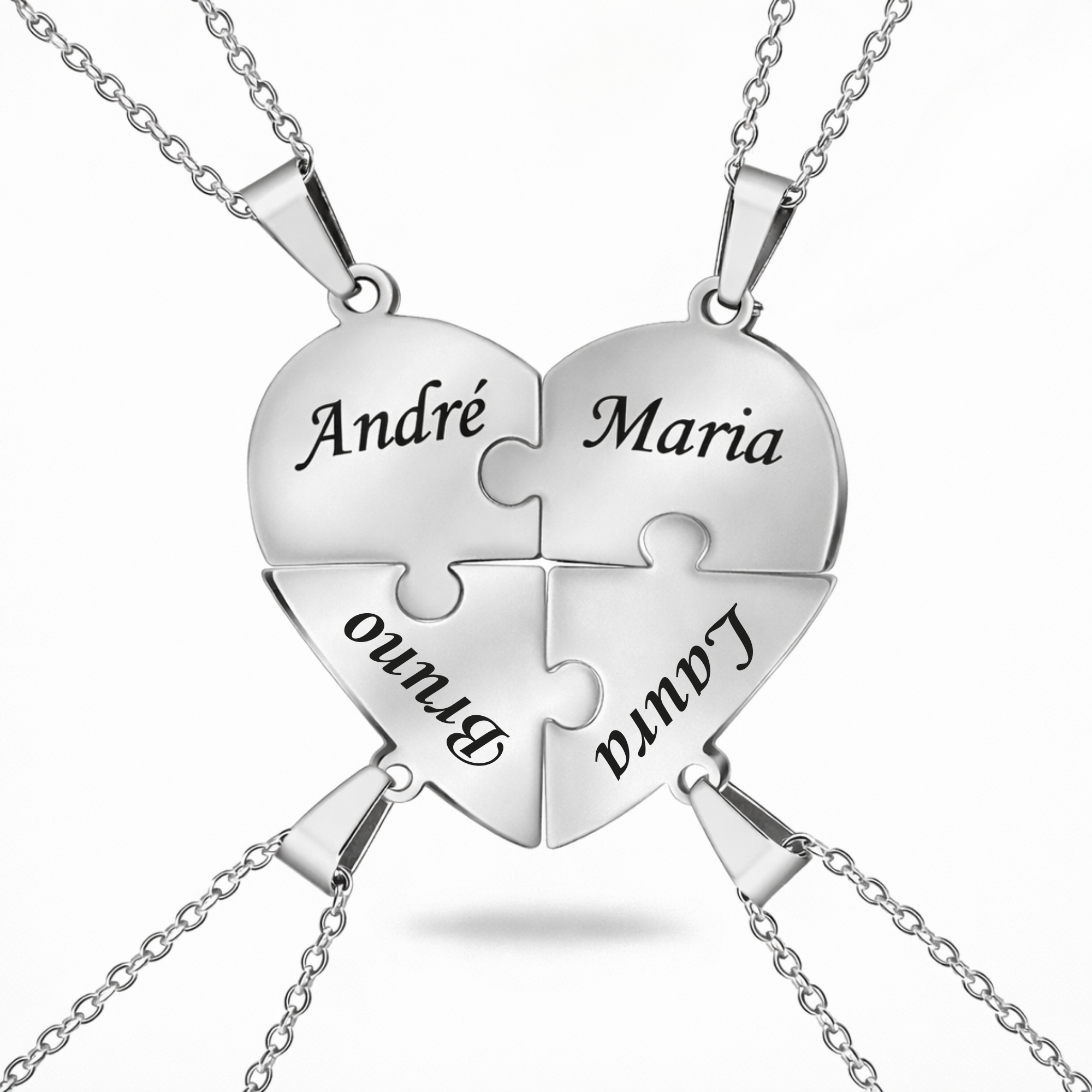 Quatro colares prateados formando um coração de quebra-cabeça com os nomes André, Maria, Bruno e Laura gravados