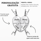 Colar quebra-cabeça personalizado em formato de coração com quatro peças gravadas com os nomes André, Maria, Bruno e Laura e texto sobre personalização gratuita