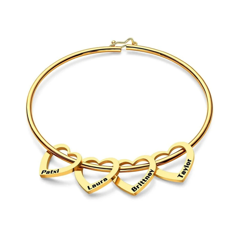 pulseira rígida personalizada dourada com pingentes de coração gravados com nomes