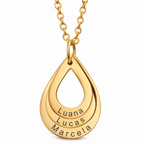 colar dourado personalizado com pingente em formato de gota gravado com os nomes Luana, Lucas e Marcela