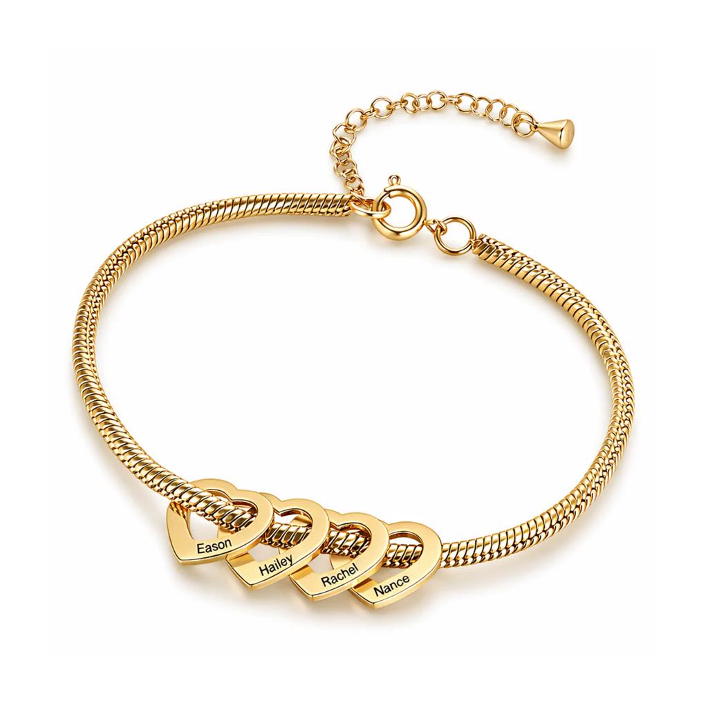 pulseira flexível personalizada dourada com pingentes de coração gravados com nomes
