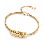 pulseira flexível personalizada dourada com pingentes de coração gravados com nomes