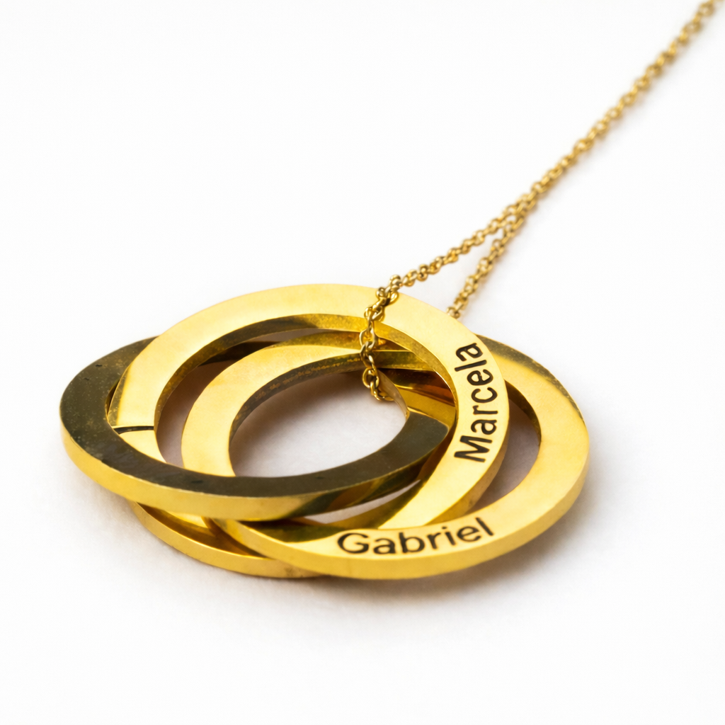 Colar Espiral dourado com três anéis entrelaçados personalizados com nomes gravados.