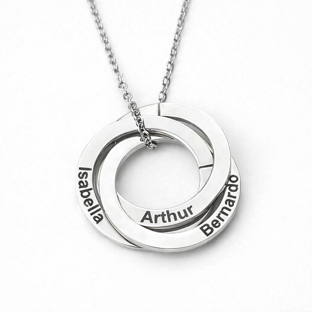 Colar Espiral prateado com anéis entrelaçados personalizados com nomes gravados.