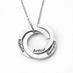 Colar Espiral prateado com anéis entrelaçados personalizados com nomes gravados.