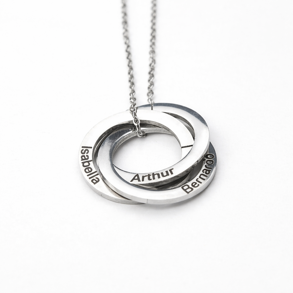 Colar Espiral prateado com três anéis entrelaçados personalizados com nomes gravados.