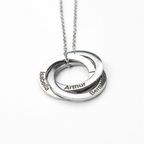 Colar Espiral prateado com três anéis entrelaçados personalizados com nomes gravados.
