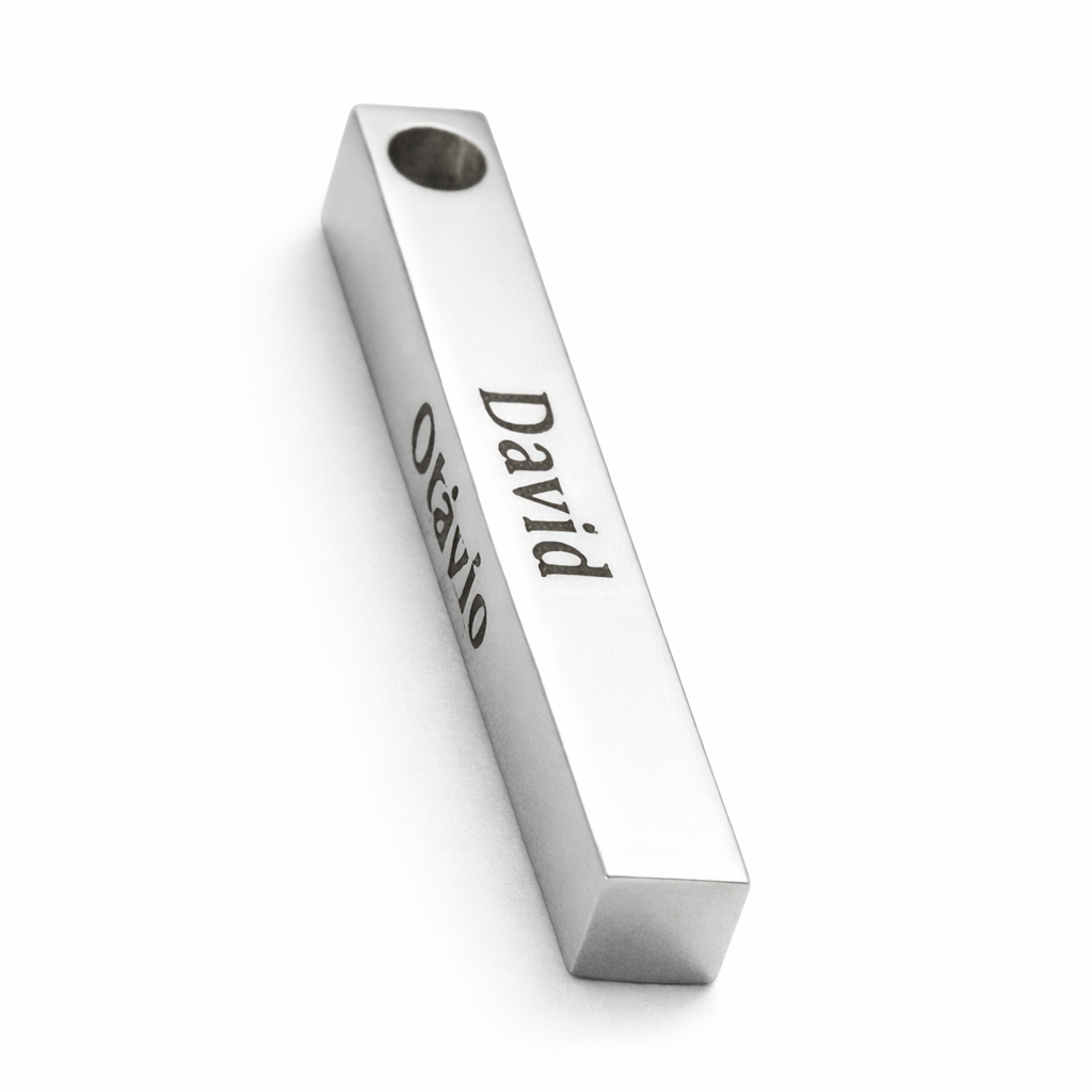 Pingente_retangular_prata_do_Colar_4D_com_nome_gravado_em_detalhe