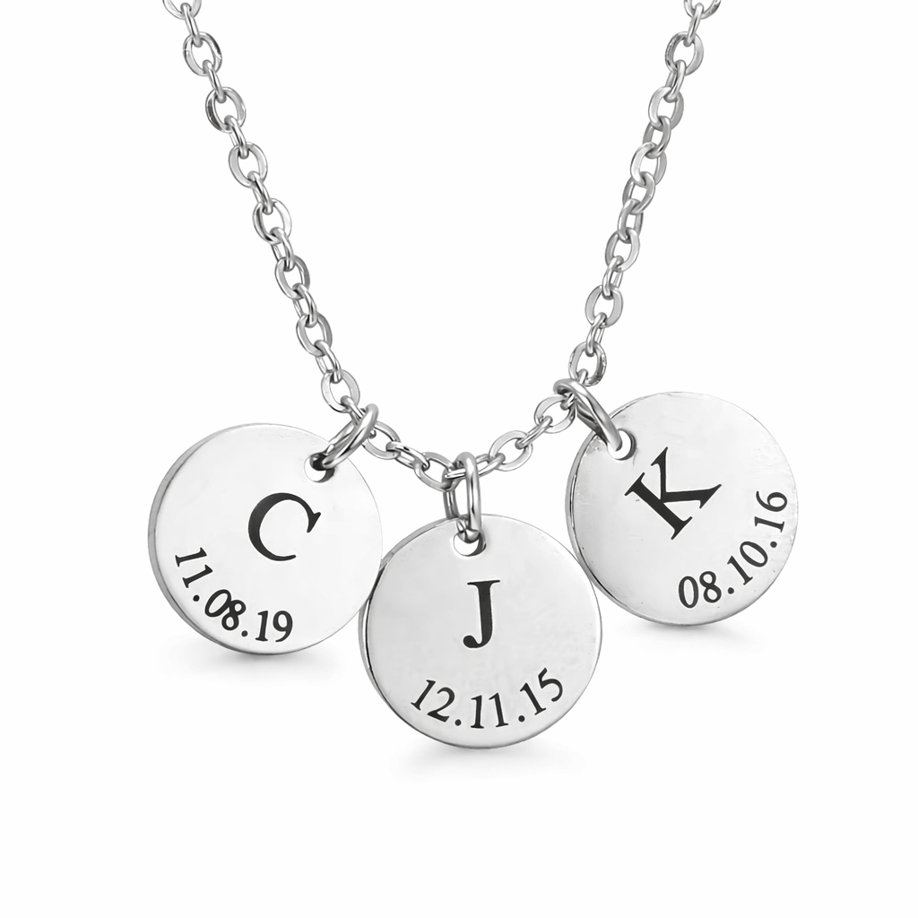 colar prateado personalizado com pingentes redondos gravados com iniciais e datas