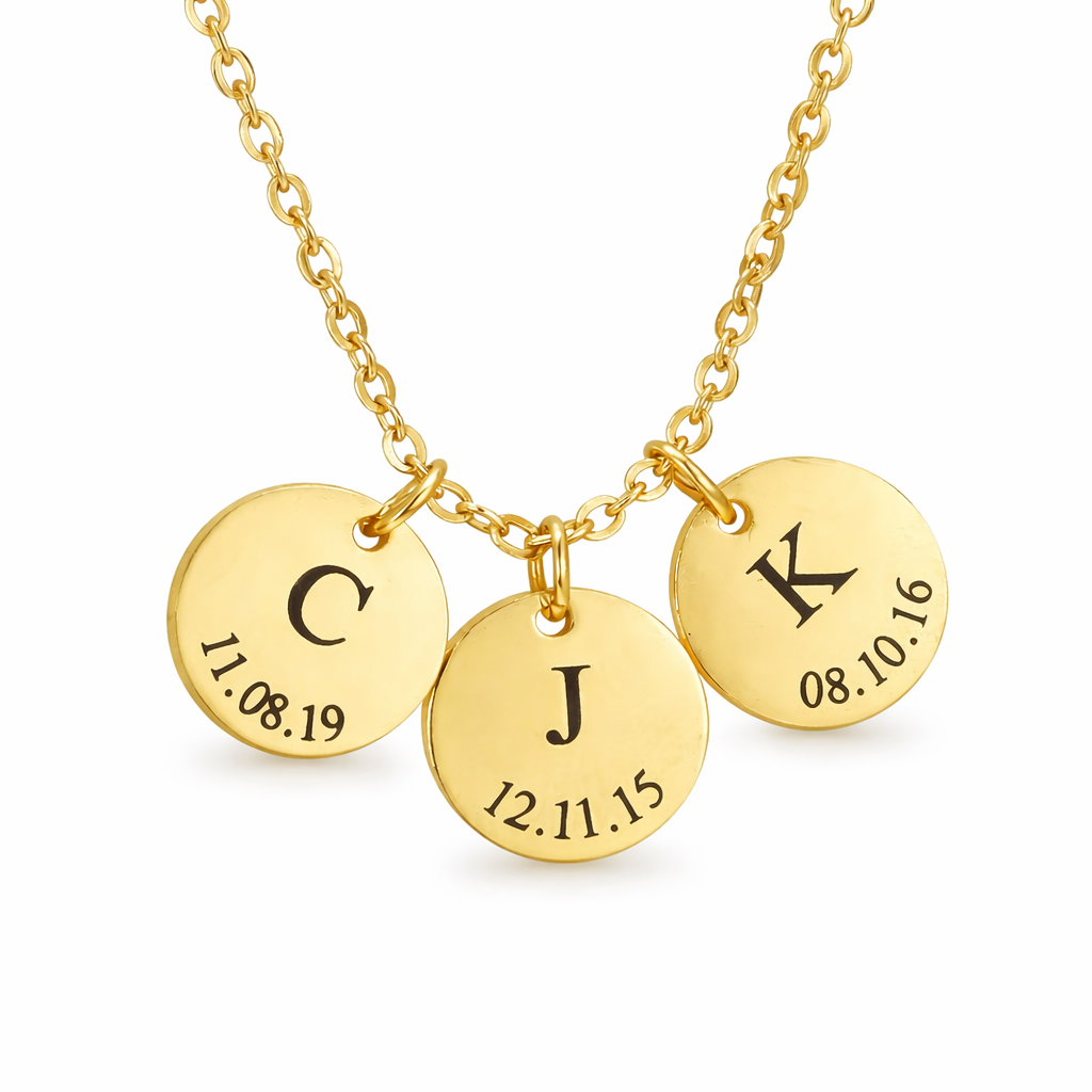 colar dourado personalizado com pingentes redondos gravados com iniciais e datas