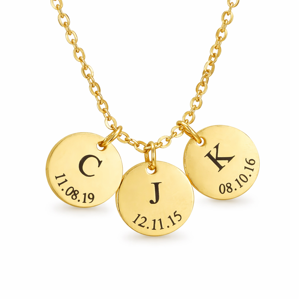 colar dourado personalizado com pingentes redondos gravados com iniciais e datas