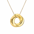 Colar Espiral dourado com três anéis entrelaçados personalizados com nomes gravados.