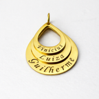Colar_Gota_de_Amor_dourado_com_tres_camadas_gravadas_com_nomes_detalhe_do_pingente_em_formato_de_gota.