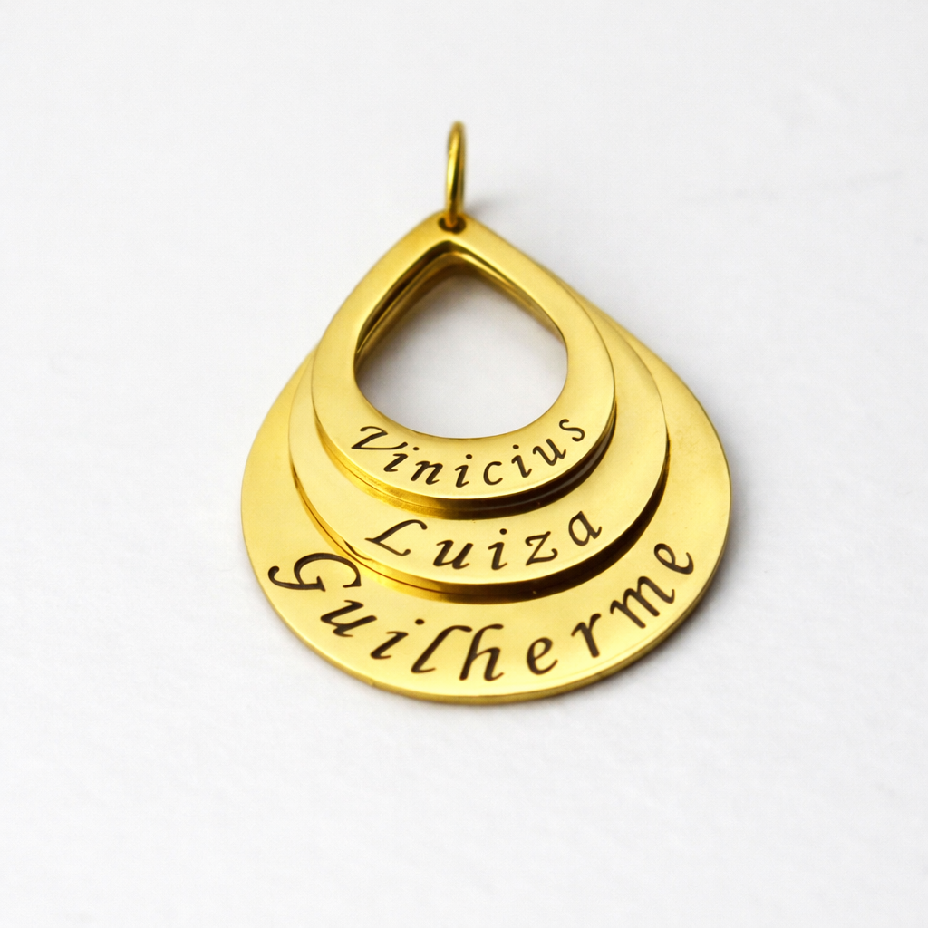 Colar_Gota_de_Amor_dourado_com_tres_camadas_gravadas_com_nomes_detalhe_do_pingente_em_formato_de_gota.