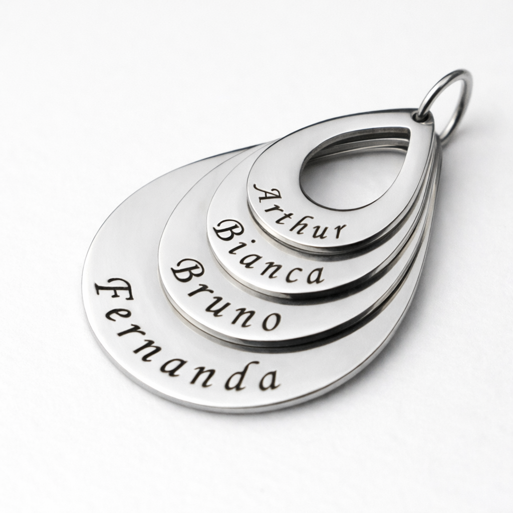 Colar_Gota_de_Amor_prateado_com_placas_sobrepostas_e_nomes_personalizados_gravados