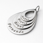 Colar_Gota_de_Amor_prateado_com_placas_sobrepostas_e_nomes_personalizados_gravados