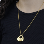 Colar_Coracoes_Crescentes_dourado_com_nomes_gravados_usado_no_pescoco_mostrando_tamanho_e_delicadeza_da_peca