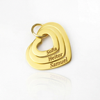 Colar_Coracoes_Crescentes_dourado_com_tres_coracoes_sobrepostos_e_nomes_gravados_detalhe_do_pingente_personalizado_ouro