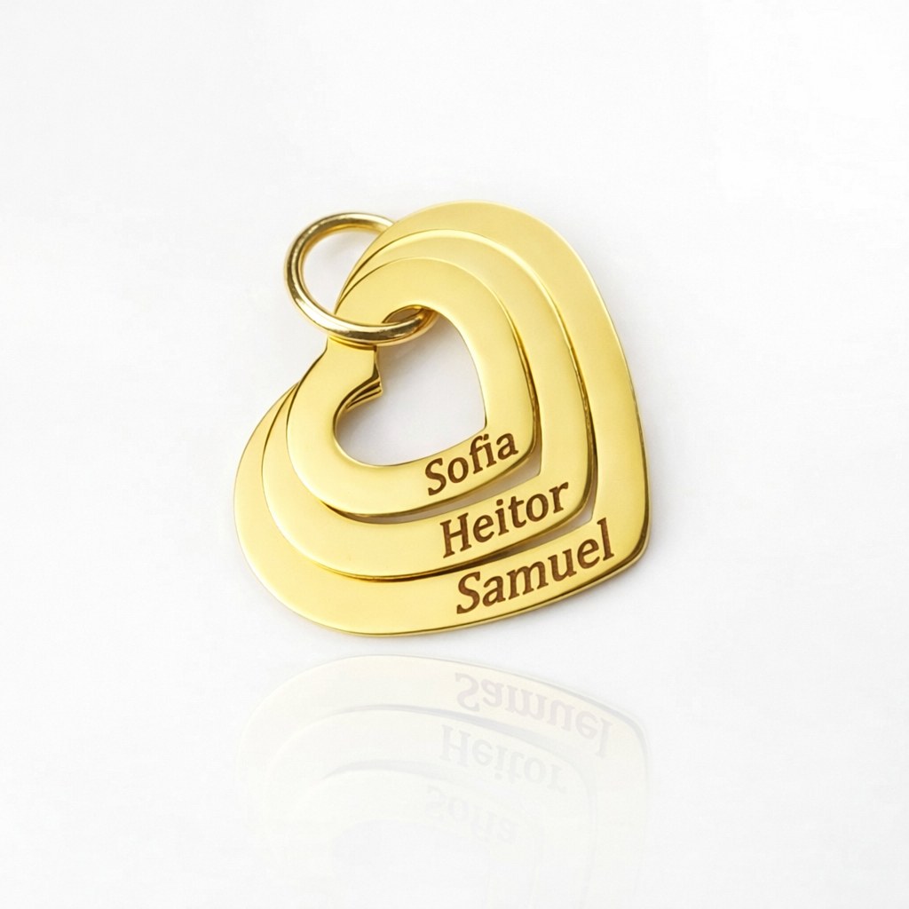 Colar_Coracoes_Crescentes_dourado_com_tres_coracoes_sobrepostos_e_nomes_gravados_detalhe_do_pingente_personalizado_ouro