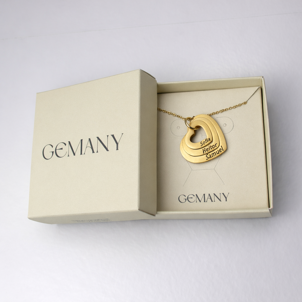 Colar_Coracoes_Crescentes_dourado_com_tres_coracoes_sobrepostos_e_nomes_gravados_detalhe_do_pingente_personalizado_Caixa