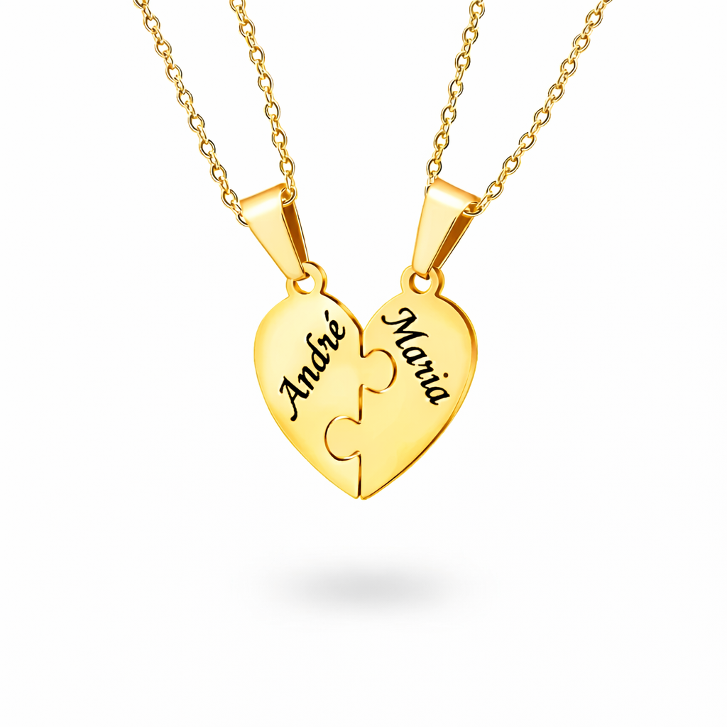 Colar dourado com dois pingentes que se encaixam formando um coração de quebra-cabeça com os nomes André e Maria