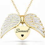 colar dourado com asas cravejadas e pingente de coração gravado com o nome Samuel