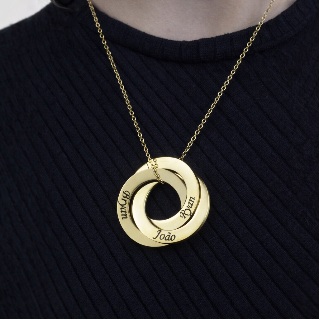 Colar Espiral dourado com anéis entrelaçados personalizados sendo usado no pescoço.