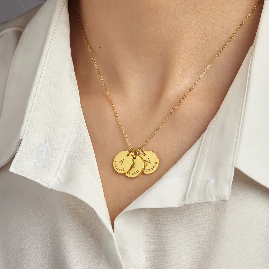 mulher usando colar dourado personalizado com pingentes redondos gravados com iniciais