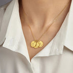 mulher usando colar dourado personalizado com pingentes redondos gravados com iniciais