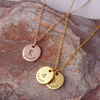 colar dourado personalizado com dois pingentes redondos gravados com iniciais