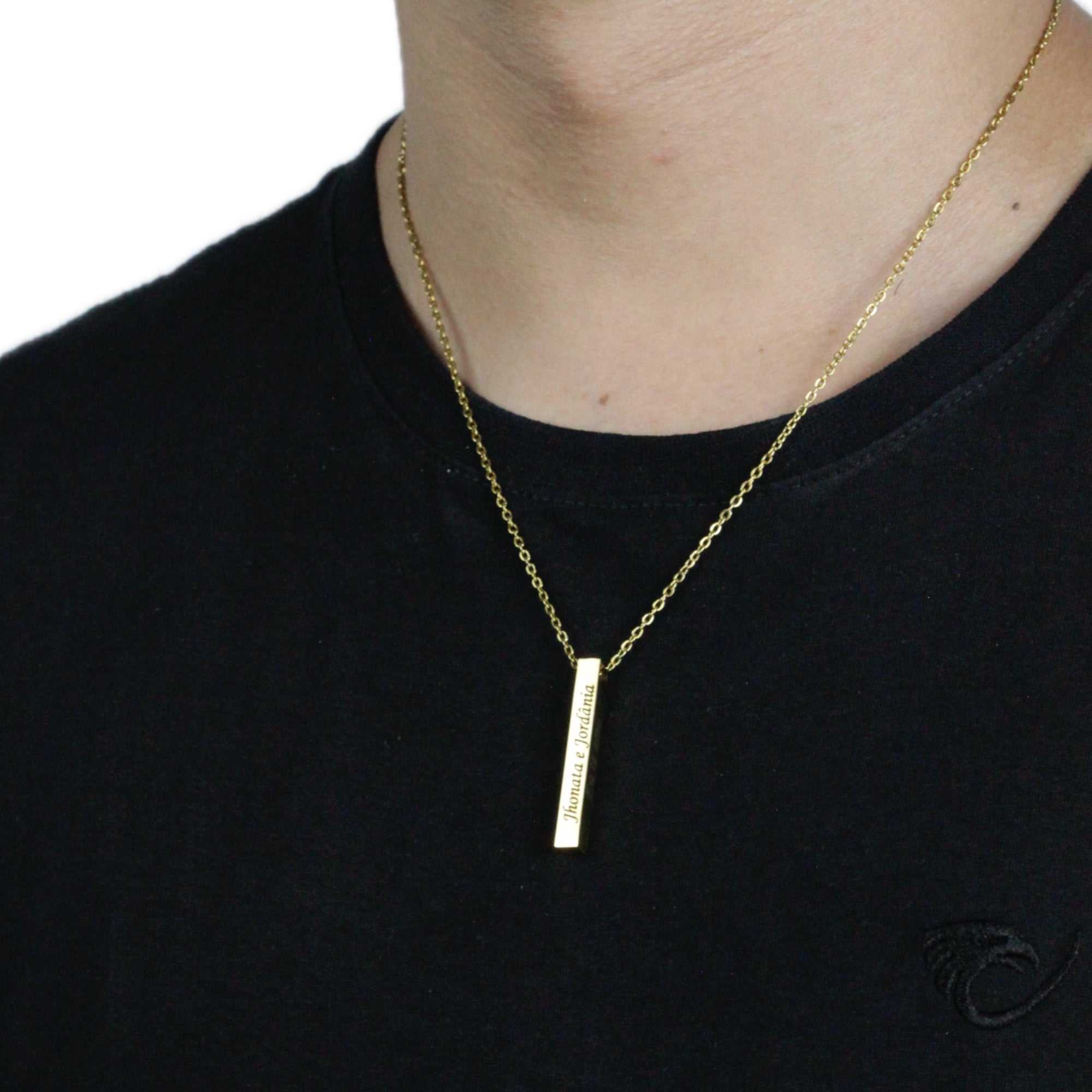 Colar_4D_dourado_personalizado_com_nomes_gravados_usado_no_pescoco
