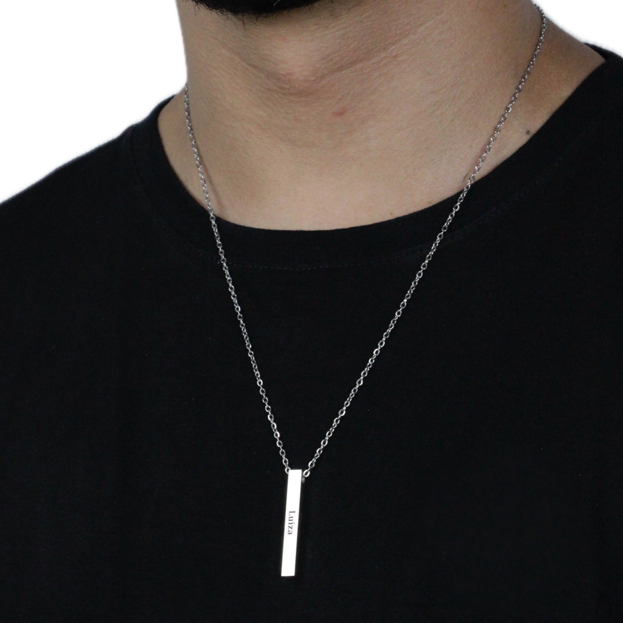 Colar_4D_prateado_personalizado_com_nome_gravado_usado_no_pescoco