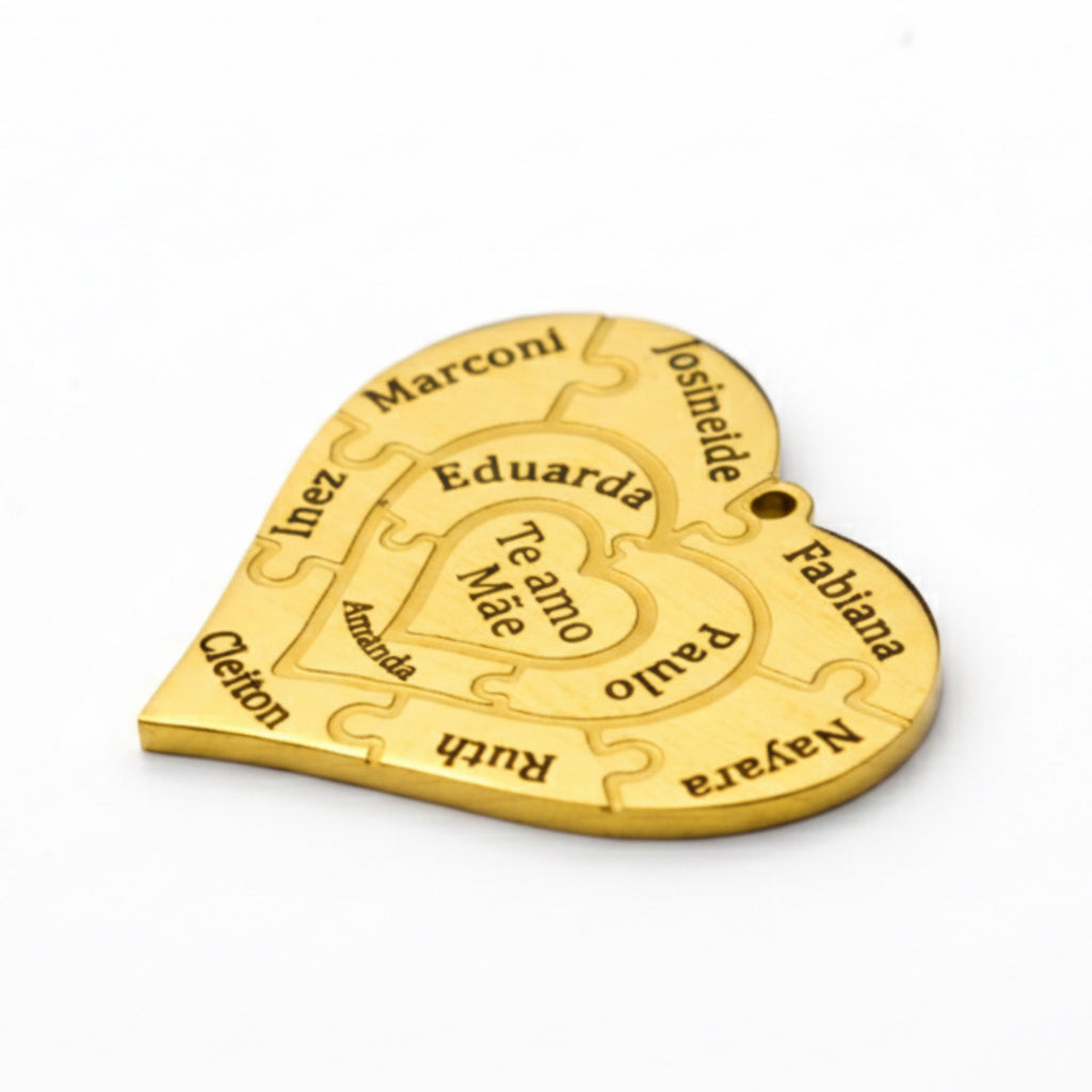 Colar_Coracao_de_Mae_dourado_com_gravacao_de_nomes_detalhe_do_pingente_em_formato_de_coracao_com_pecas_encaixadas