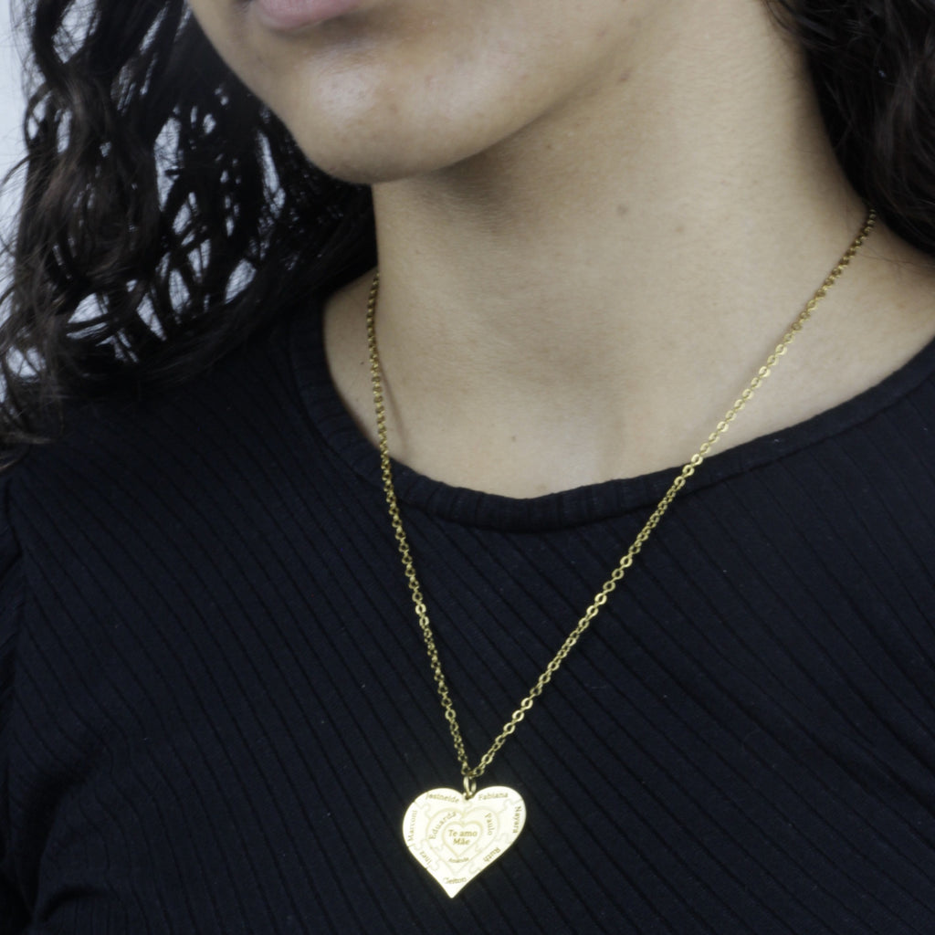 Colar_Coracao_de_Mae_dourado_com_nomes_personalizados_pingente_em_formato_de_coracao_usado_no_pescoco