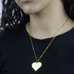 Colar_Coracao_de_Mae_dourado_com_nomes_personalizados_pingente_em_formato_de_coracao_usado_no_pescoco