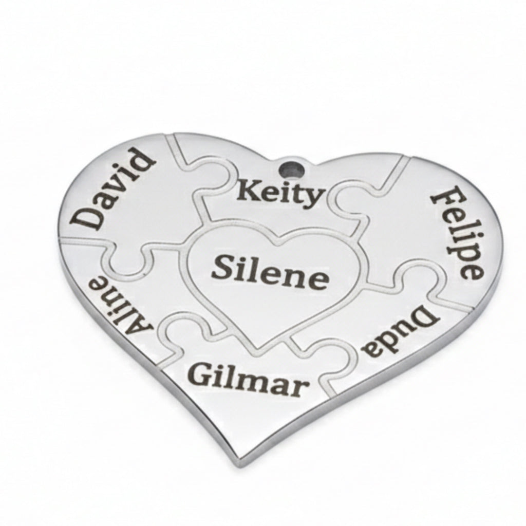 Colar_Coracao_de_Mae_prateado_com_nomes_personalizados_detalhe_do_acabamento_e_relevo_do_pingente