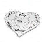 Colar_Coracao_de_Mae_prateado_com_nomes_personalizados_detalhe_do_acabamento_e_relevo_do_pingente