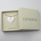 Colar_Coracao_de_Mae_prateado_personalizado_com_nomes_gravados_apresentado_em_embalagem_oficial_da_marca