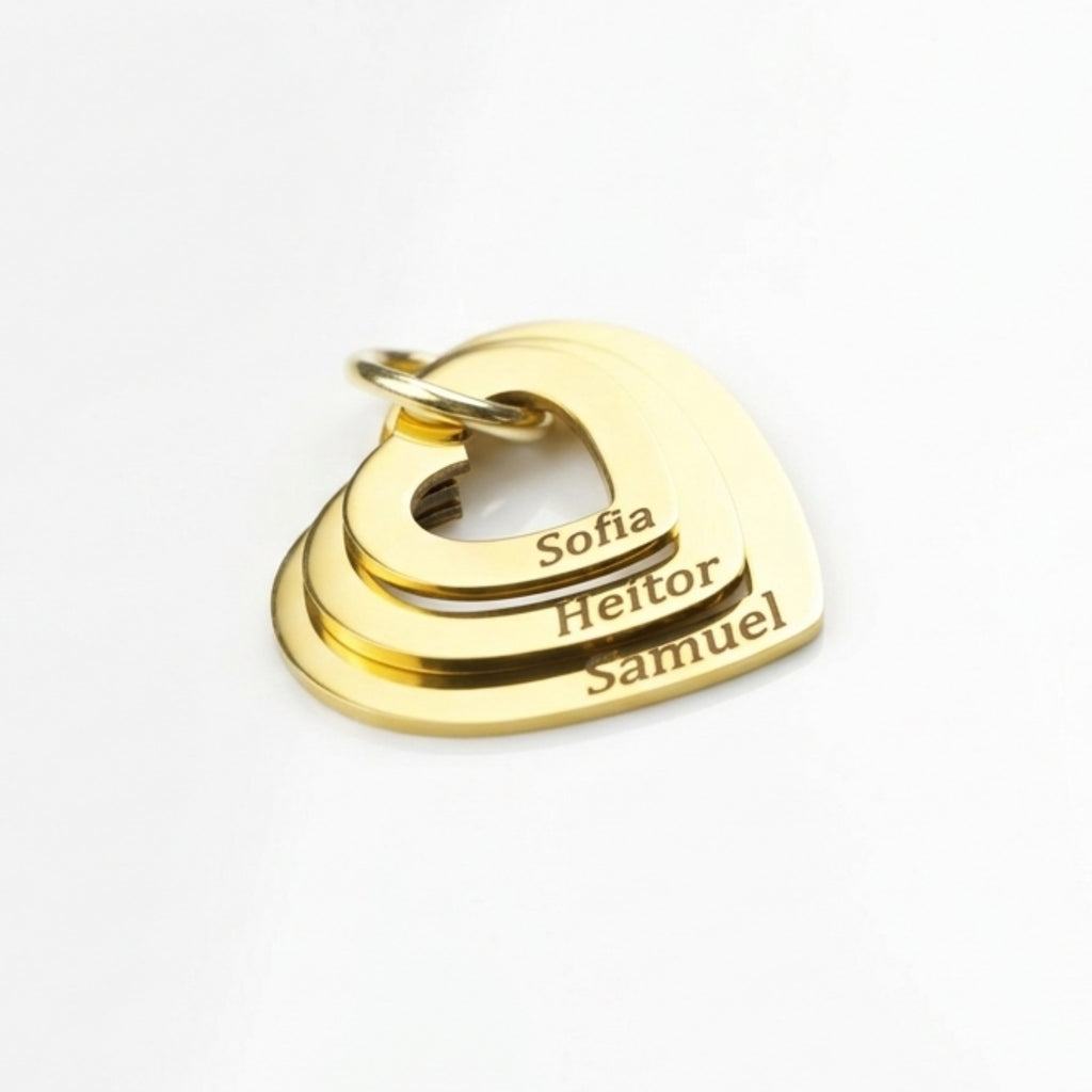 Colar_Coracoes_Crescentes_dourado_com_nomes_gravados_usado_no_pescoco_mostrando_tamanho_e_delicadeza_da_peca_ouro